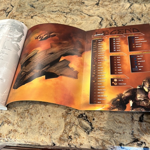 XBox Halo 2 collectors edition bundled with Halo 2 XBox official guide - Picture 8 of 9